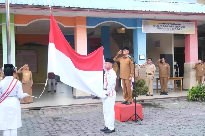 
					Keterangan Foto:  Wakil Wali Kota Tanjungpinang, Raja Ariza, saat memimpin upacara bendera pada hari pertama tahun ajaran baru 2025/2026 di SMP Negeri 1 Tanjungpinang, Senin (21/07/2025), (Diskominfo Tanjungpinang).