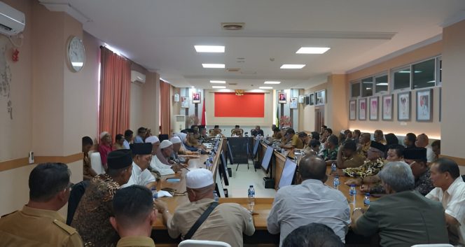 
					Keterangan Foto: Pemerintah Kabupaten Natuna saat menggelar rapat, di Ruang Rapat Lantai ll Kantor Bupati Natuna, pada Senin (07/07/2025), (Diskominfo Natuna).