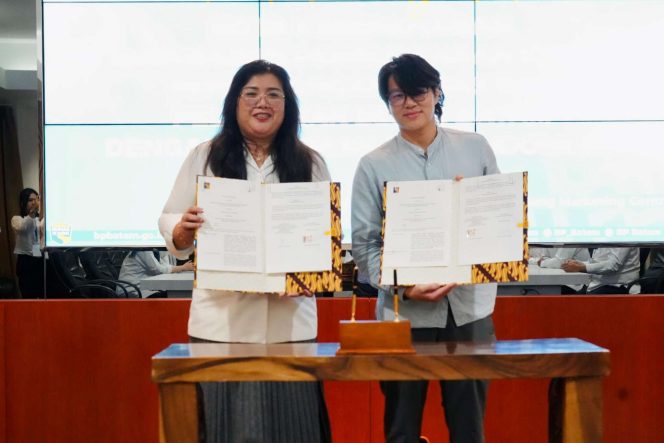 
					Keterangan Foto: Badan Pengusahaan (BP) Batam foto bersama saat menandatangani nota kesepahaman dengan PT Impian Anak Indonesia dalam rangka meningkatkan sistem pelayanan di Rumah Sakit BP Batam (RSBP) di Marketing Centre, Senin (07/07/2025), (BP Batam).