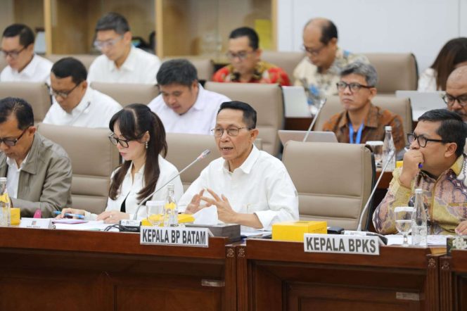 
					Keterangan Foto: Badan Pengusahaan (BP) Batam saat menghadiri Rapat Dengar Pendapat dengan Komisi VI DPR RI di Gedung Nusantara I, Jakarta, Rabu (09/07/2025), (BP Batam).