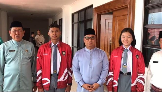 Keterangan Foto: Wakil Gubernur Kepulauan Riau, Nyanyang Haris Pratamura, saat foto bersama Bagas Yudha Pratama dan Thifaal Maahirah Atika yang akan mewakili Kepri sebagai calon Paskibraka Nasional 2025, (Nzl).