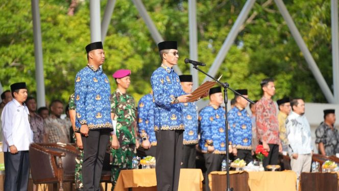 Keterangan Foto: Kepala BP Batam/Wali Kota Batam, Amsakar Achmad, saat memimpin upacara peringatan Hari Koperasi Nasional ke-78 yang berlangsung di Dataran Engku Putri, Senin (14/07/2025), (BP Batam).