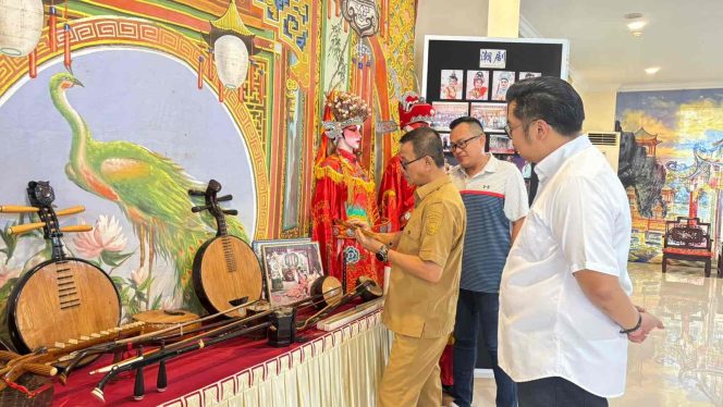 
					Keterangan Foto: Wakil Wali Kota Tanjungpinang, Raja Ariza, saat meninjau Galeri Seni dan Budaya Teo Chew di lokasi acara, (Diskominfo Tanjungpinang).