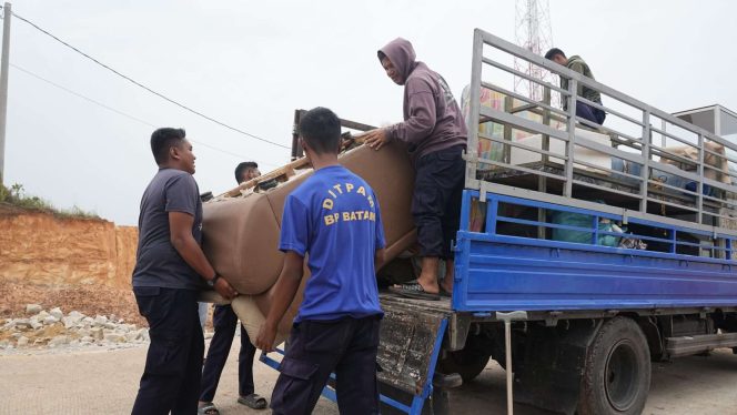 
					Keterangan Foto: BP Batam saat membantu pemindahan barang warga Rempang Eco-City ke rumah baru Tanjung Banon, Selasa (15/07/2025), (BP Batam).