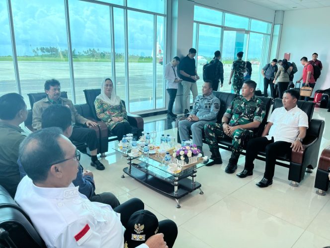
					Keterangan Foto: Pemda Natuna saat menyambut kunjungan kerja Kepala Biro Sarana dan Prasarana Badan Keamanan Laut (Bakamla) RI, Laksamana Pertama Agung Setiawan, M.Han, bersama rombongan, pada Rabu (16/07/2025), (Diskominfo Natuna).