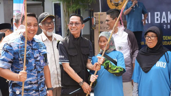 
					Keterangan Foto: Kepala BP Batam sekaligus Wali Kota Batam, Amsakar Achmad, foto bersama saat Festival Mancing Ngarong V di Pantai Camar Teluk Mata Ikan, Nongsa, Minggu (20/7/2025), dalam rangka memperingati Hari Bakti TNI AU ke-78, (BP Batam).