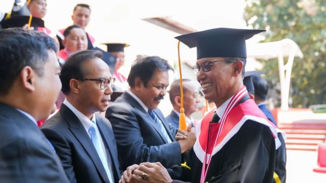 
					Keterangan Foto: Kepala BP Batam sekaligus Wali Kota Batam Amsakar Achmad saat resmi dikukuhkan gelar Doktor pada Rabu siang (23/7/2025) pada acara Wisuda Doktor Ilmu Pemerintahan di Gedung Balairung Rudini Kampus Institut Pemerintahan Dalam Negeri (IPDN) Jatinangor, Jawa Barat, (BP Batam).