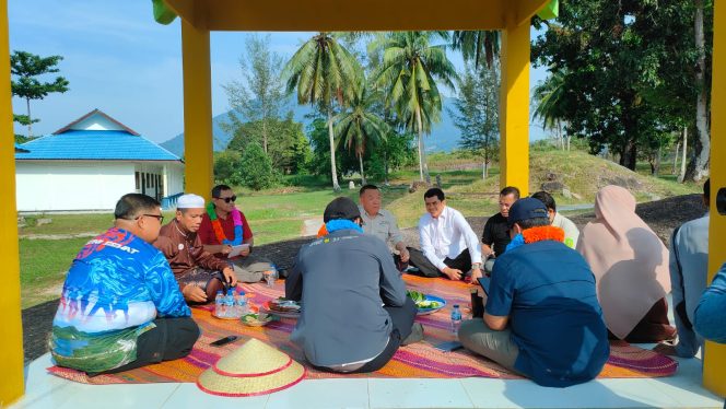 
					Keterangan Foto: Badan Pengelola Geopark Nasional (BPGN) Natuna bersama Tim Evaluator Geopark Nasional saat melakukan kunjungan ke sektor pendidikan, (Diskominfo Natuna).