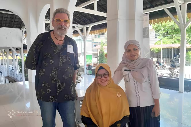 
					Keterangan Foto: Dinas Kebudayaan dan Pariwisata Tanjugpinang saat foto bersama wisatawan mancanegara asal Jerman, Joahiw Van Der Likde, di Museum Sultan Sulaiman Badrul Alamsyah, Rabu (16/07/2025), (Diskominfo Tanjungpinang).