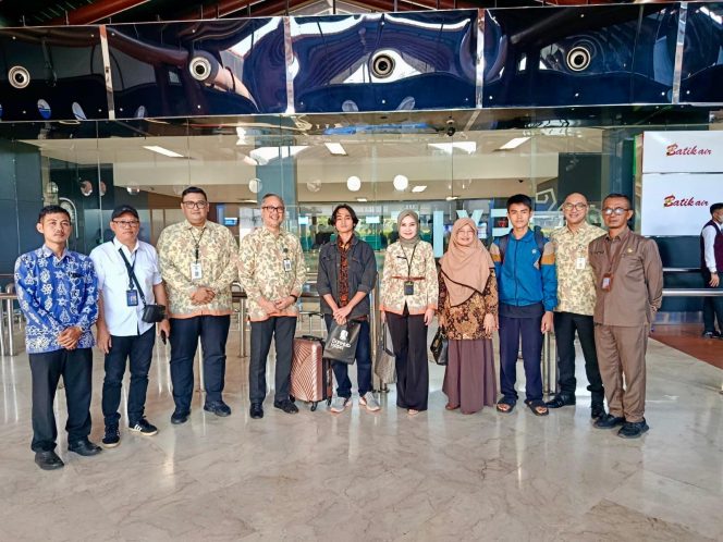 
					Keterangan Foto: Muhammad Taqi Askari, didampingi Plt Kabiro Umum Pemprov Kepri, saat memberikan keterangan pers setibanya di Bandara Raja Haji Fisabilillah Tanjungpinang, (Diskominfo Kepri).