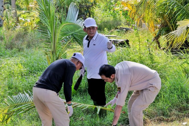 
					Keterangan Foto: Gubernur Kepri, Ansar Ahmad, saat memimpin gotong royong di kawasan pariwisata Pulau Penyengat beberapa waktu lalu yang menandai 