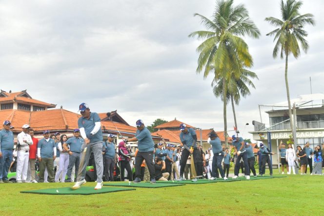 
					Keterangan Foto: Gubernur Kepulauan Riau Ansar Ahmad dan Wakil Gubernur Nyanyang Haris Pratamura menghadiri Bhayangkara Golf Charity Tournament 2025 yang diadakan Polda Kepulauan Riau di Palm Springs Golf & Country Club, Batam, Sabtu (05/07/2025),(Diskominfo Kepri)
