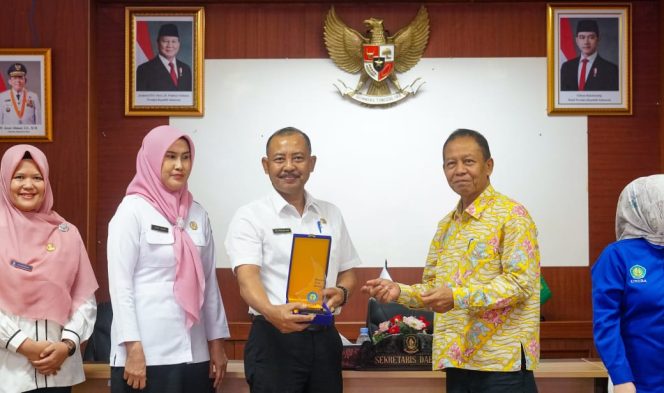 
					Keterangan Foto: Sekdaprov Adi didampingi Kepala BKD dan KORPRI Kepri Yeny Trisia Isabell menerima cenderamata dari Dekan Fakultas Ekonomi dan Bisnis UNIBA, (Diskominfo Kepri).