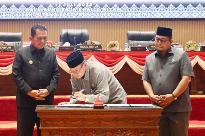 Keterangan Foto: Gubernur Ansar Ahmad menyaksikan penandatanganan dokumen pengesahan RPJMD Provinsi Kepri 2025-2029,  (Diskominfo Kepri).