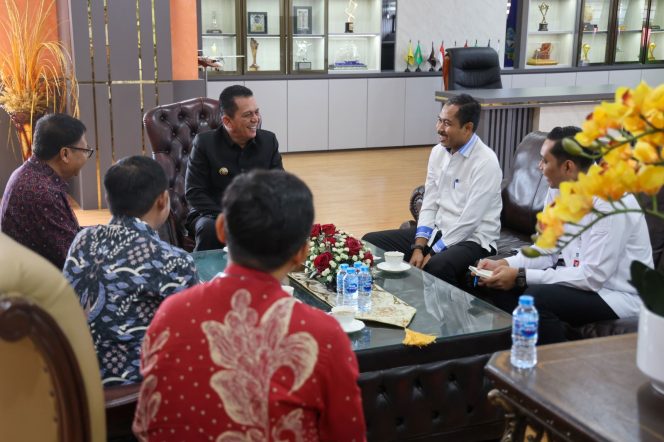 
					Keterangan Foto: Gubernur Provinsi Kepri, Ansar Ahmad, bersama Kepala Perwakilan Bank Indonesia (BI) Provinsi Kepri, Rony Widijarto P, saat membahas kolaborasi untuk memperkuat stabilitas ekonomi, (Diskominfo Kepri).