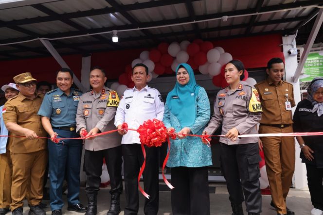 
					Keterangan Foto: Gubernur Kepri, Ansar Ahmad, saat meresmikan Kopdes Merah Putih Kuala SempangSenin (21/07/2025), (Diskominfo Kepri).