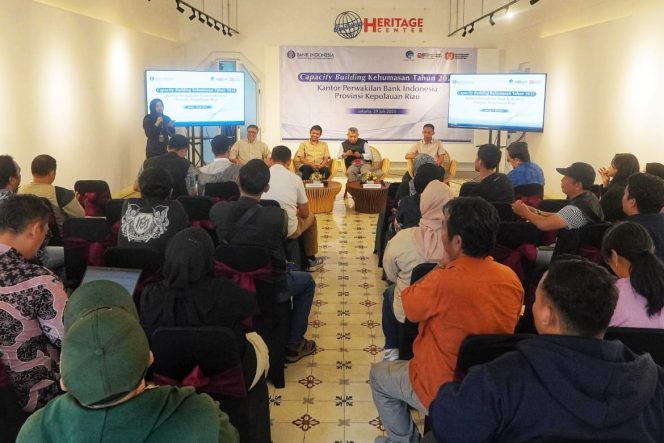 
					Keterangan Foto: Keterangan Foto: Kegiatan Capacity Building Kehumasan Tahun 2025 sinergi Kantor Perwakilan Bank Indonesia Kepri, Kominfo dan Media dilaksnakana di Jakarta, Selasa (29/07/2025), (Diskominfo Kepri).