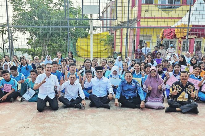 
					Keterangan Foto: Wagub Kepri Nyanyang Haris Pratamura saat foto bersama Kadisdik Kepri Andi Agung, para siswa serta tenaga pendidik dan kependidikan SMA Negeri 21 Batam, Kamis (24/07/2025), (Diskominfo Kepri).