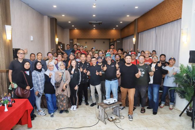 Keterangan Foto: Kadis Pariwisata Kepri, Hasan, saat berfoto bersama peserta Explore Kepri 2025 pada malam ramah tamah di The Golden Bat, Batam, Senin (14/07/2025), (Diskominfo Kepri).