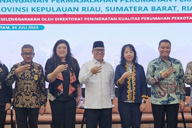 
					Keterangan Foto: Wagub Kepri, Nyanyang Haris Pratamura, saat foto bersama Direktorat Peningkatan Kualitas Perumahan Perkotaan KemenPKP RI Noviza Arsyad, Bupati/Wali Kota dari Provinsi kepri, Riau dan Sumbar, (Diskominfo Kepri).