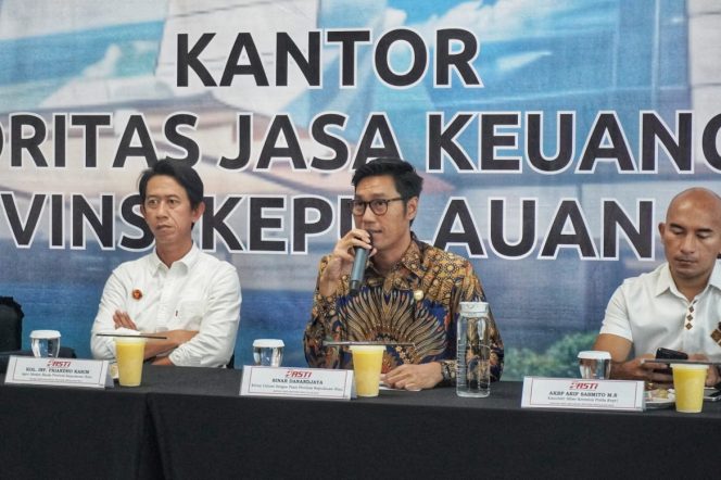 
					Keterangan Foto: Ketua Satgas PASTI Kepri, Sinar Danandjaya, saat menyampaikan imbauan agar masyarakat lebih mewaspadai penipuan berkedok investasi kripto dalam Rakor Satgas Pasti, (Diskominfo Kepri).