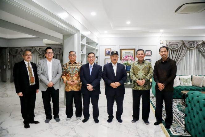 
					Keterangan Foto: Gubernur Ansar Ahmad bersama Wagub Nyanyang Haris Pratamura foto bersama Menteri PPN/Kepala Bappenas,  usai pertemuan, Selasa (01/07/2025), (Diskominfo Kepri).
