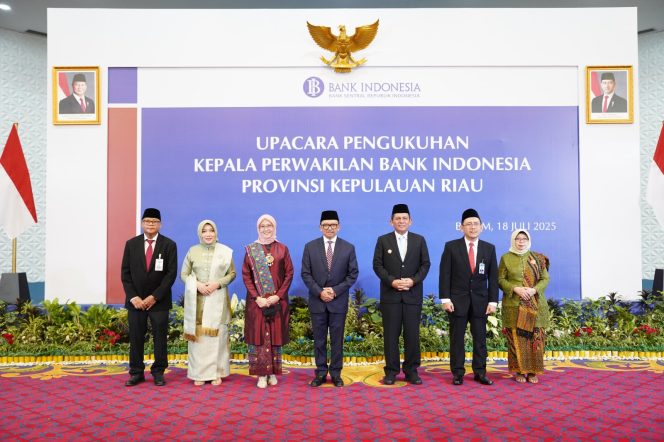 
					Keterangan Foto: Gubernur Kepri, Ansar Ahmad, saat berfoto bersama pejabat baru dan lama Kepala Perwakilan Bank Indonesia Provinsi Kepri, dan Deputi Gubernur BI Juda Agung, Jumat (18/07/2025), (Diskominfo Kepri).