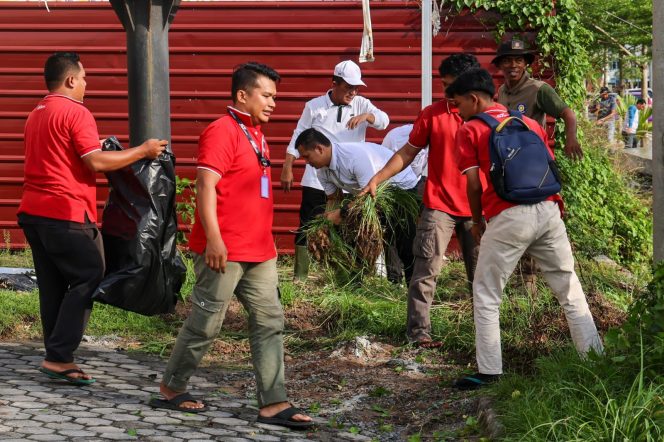 
					Keterangan Foto: Gotong royong Pemprov Kepri di sepanjang jalan Bandara RHF Tanjungpinang, Kamis (03/07/2025), (Diskominfo Kepri).