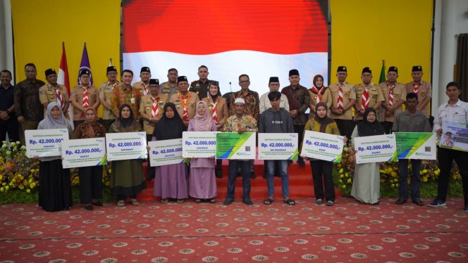 
					Keterangan Foto: Gubernur Kepulauan Riau, Ansar Ahmad, saat foto bersama penerima santunan kematian bagi ahli waris petani dan nelayan penerima bantuan BPJS Ketenagakerjaan di Kabupaten Natuna, Minggu (10/08/2025), (Diskominfo Kepri).