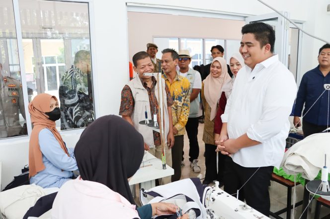 
					Keterangan Foto: Bupati Bintan, Roby Kurniawan, saat bersama Wakil Bupati Bintan Deby Maryanti meninjau Sentra Fashion di Seri Kuala Lobam, (Diskominfo Bintan).