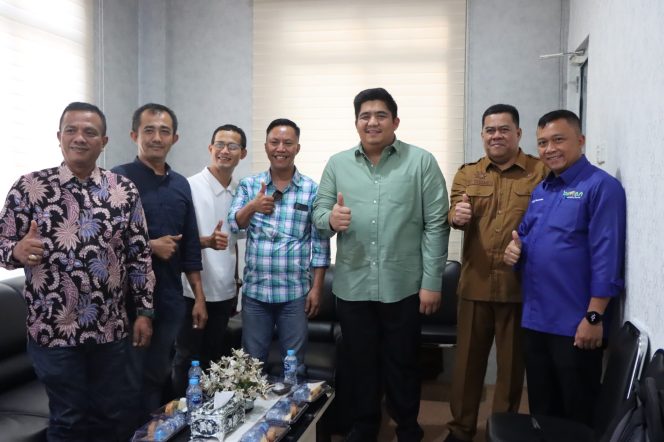 
					Keterangan Foto: Bupati Bintan, Roby Kurniawan, saat menerima audiensi Tim RDK Award, (Diskominfo Bintan).