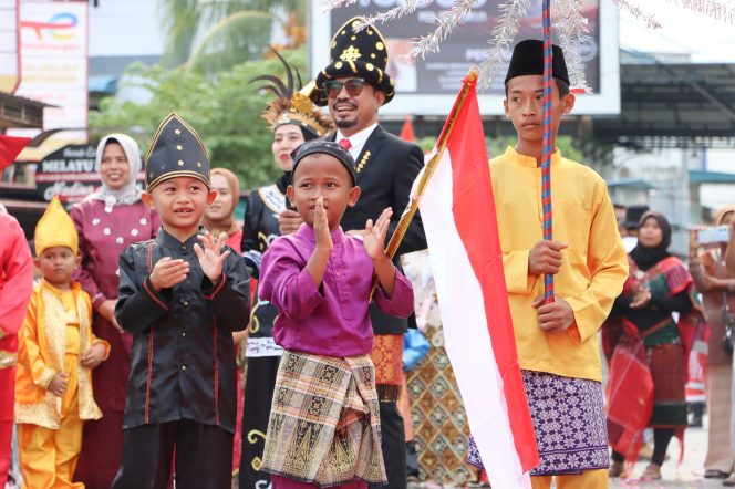 suasana kemeriahan  Pawai Nusantara sempena Hari Ulang Tahun Republik Indonesia (HUT RI) ke-80. Sabtu (23/8/2025). (Diskominfo Bintan)