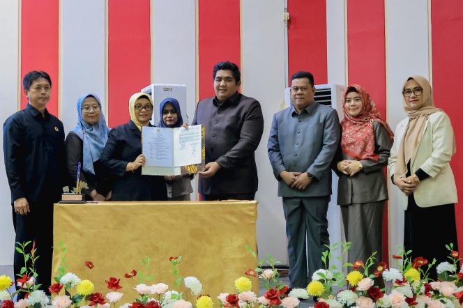 
					Bupati Bintan, Roby Kurniawan saat foto bersama seusai rapat Paripurna Ranperda dan APBD 2025, di Ruang Rapat Paripurna DPRD Bintan, Senin (25/8/2025).
(Diskominfo Bintan)