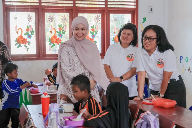 
					Ketua TP-PKK Bintan, Hafizha Rahmadhani saat memantau anak SDN 003 Topaya, Bintan dalam pelaksanaan Hari Sehat Japfa dan Edukasi Ibu Balita Tahun 2025, Kamis (28/8/2025). (Diskominfo Bintan)