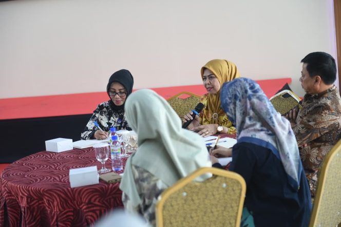 
					Ketua Dekranasda Kepri, Dewi Kumalasari Ansar saat pimpin rapat  persiapan Dekrafest 2025, di Ruang Rapat Gedung Dekranasda Lantai 3, Tanjungpinang, Rabu (27/8/2025). (Diskominfo Kepri)
