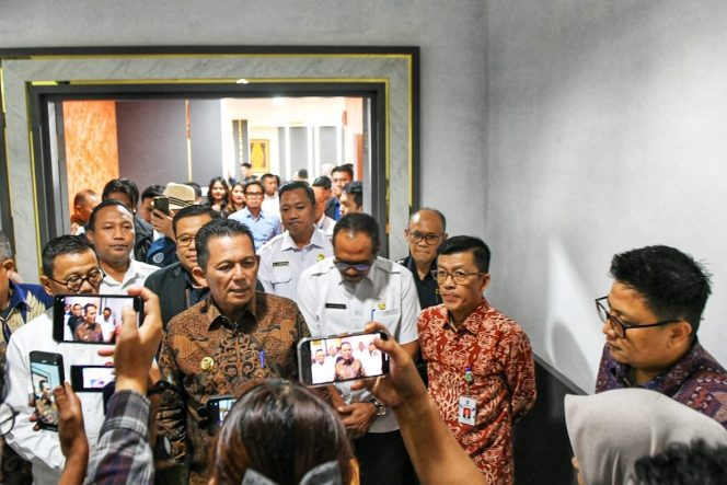 
					Keterangan Foto: Gubernur Kepulauan Riau, Ansar Ahmad, saat memberikan keterangan pers terkait pelaksanaan Program MBG, (Diskominfo Kepri).