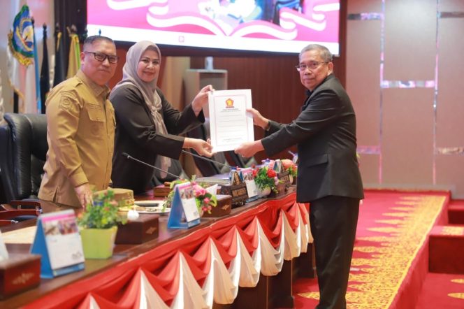 
					Keterangan Foto: Wakil Ketua I DPRD Kepri, Dewi Kumalasari Ansar, bersama Wagub Kepri Nyanyang Haris Pratamura saat  menerima dokumen pandangan akhir Fraksi Gerindra terhadap LPj APBD Kepri 2024, Senin (04/08/2025), (Diskominfo Kepri).