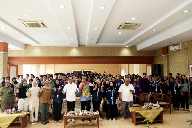 
					Keterangan Foto: Wali Kota Batam, Amsakar Achmad, saat foto bersama pengurus Himpunan Mahasiswa Kota Batam (HMKB) Tanjungpinang 2024/2025, (Diskominfo Batam).