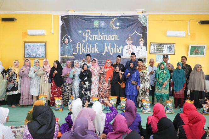Keterangan Foto: Ketua TP-PKK Kota Batam, Erlita Amsakar, foto bersama dalam kunjungan ke Masjid Baiturrahman, Kelurahan Sijantung, Kecamatan Galang, dalam rangka kegiatan Pembinaan Akhlak Mulia (PAM), Kamis (07/08/2025), (Diskominfo Batam).