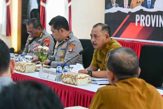 
					Sekda Provinsi Kepri,  Adi Prihantara saat mengikuti Rapat Koordinasi dan Evaluasi Bulanan perdana Gugus Tugas Daerah Pencegahan dan Penanganan TPPO Provinsi Kepulauan Riau di Gedung Lancang Kuning Polda Kepri, Senin (25/8/2025). (Diskominfo Kepri)