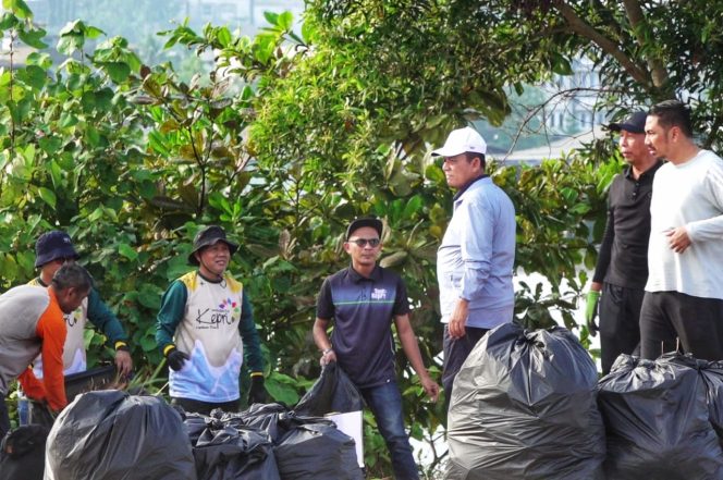 
					Keterangan Foto: Gubernur Kepri, Ansar Ahmad, saat ikut gotong royong membersihkan kawasan Gurindam XII Tepi Laut ini melibatkan seluruh OPD di lingkungan Pemprov Kepri, (Diskominfo Kepri).