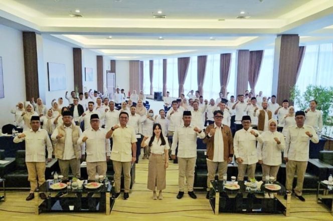 
					Keterangan Foto: Foto bersama politisi Partai Gerindra Kepri, (Diskominfo Kepri).