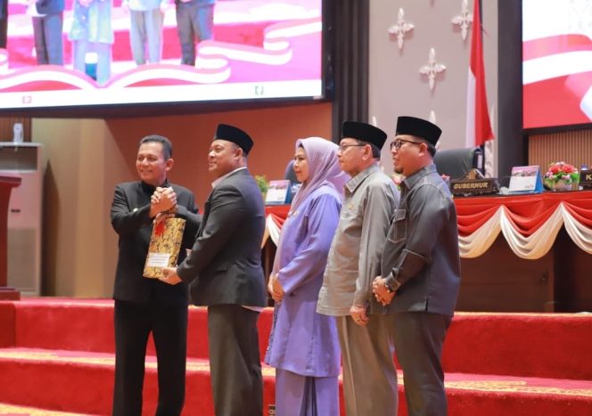 
					Keterangan Foto: Gubernur Kepri, Ansar Ahmad, saat menyerahkan rancangan KUA PPAS Perubahan APBD Kepri tahun 2025 kepada Ketua DPRD Kepri Iman Sutiawan yang didampingi unsur pimpinan lainnya, (Diskominfo Kepri).