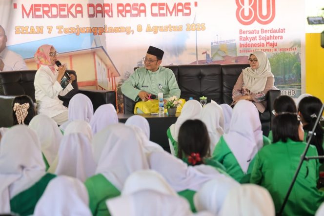 
					Keterangan Foto: Pogram Singgah di Sekolah digelar RSJOK Engku Haji Daud di SMA Negeri 7 Tanjungpinang, Jumat (08/08/2025) pagi, (Diskominfo Kepri).