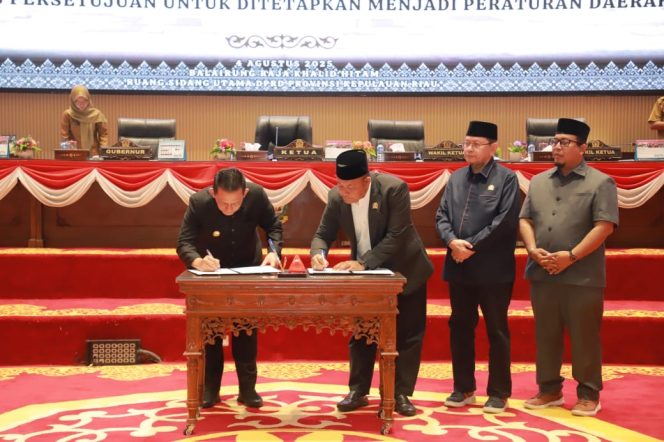 
					Keterangan Foto: Penandatanganan persetujuan bersama pengesahan Perda Pemberian Insentif dan Kemudahan Investasi oleh Gubernur Kepri Ansar Ahmad dan Ketua DPRD Kepri Iman Sutiawan, Senin (04/08/2025), (Diskominfo Kepri).