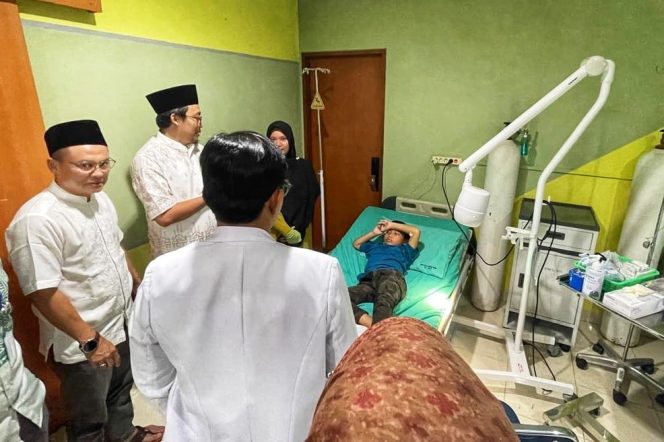 
					Direktur RSUD RAT Kepulauan Riau dr Bambang Utoyo (berpeci) di tengah sedangmeninjau ruang ODC Hermatologi Anak, Jumat (29/8/2025).. (Humas RSUD RAT Kepri).