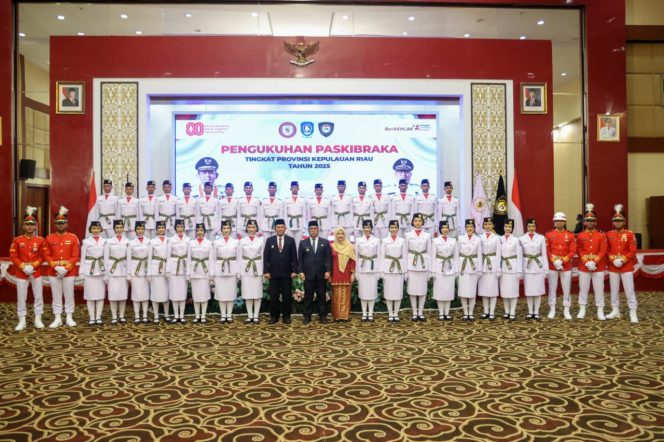 
					Keterangan Foto: ubernur Kepri Ansar Ahmad bersama Wakil Gubernur Nyanyang Haris Pratamura beserta istri berfoto bersama Paskibraka Kepri 2025 yang dikukuhkan, (Diskominfo Kepri).