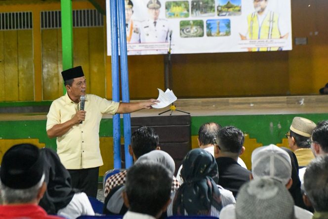 
					Keterangan Foto: Gubernur Kepri, Ansar Ahmad menyosialisasikan rencana penataan lanjutan program penataan kawasan Pulau Penyengat tahap 3, Senin (11/08/2025) malam, (Diskominfo Kepri).