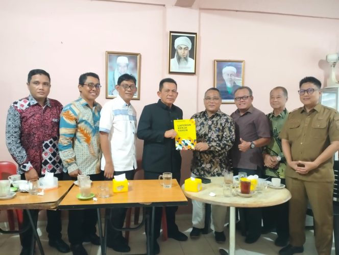 
					Keterangan Foto: Gubernur Kepri, Ansar Ahmad, saat menerima buku Laporan Kinerja Komisi Informasi Kepri tahun 2024 dari Ketua dan Komisioner Informasi (KI) Kepri, Senin (04/08/2025), (Diskominfo Kepri). 