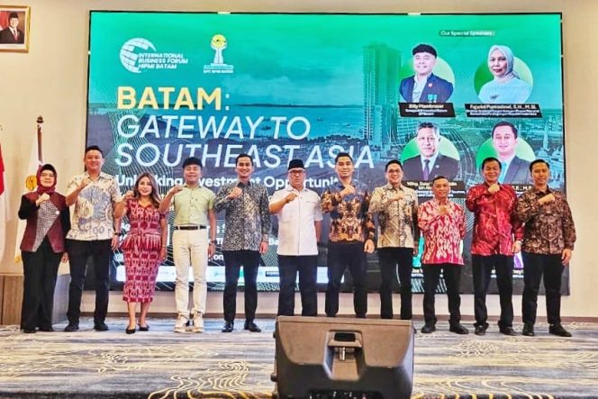 
					Keterangan Foto: Wagub Nyanyang Haris berfoto bersama panitia penyelenggara HIPMI Batam International Business Forum, (Diskominfo Kepri).